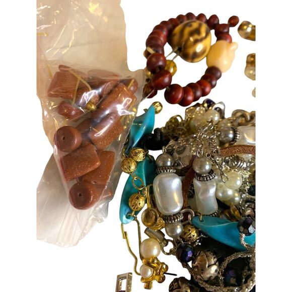 Lot H of Broken Scrap Assorted Jewelry Pieces Crafting Art 12.1 ounces - Picture 4 of 9